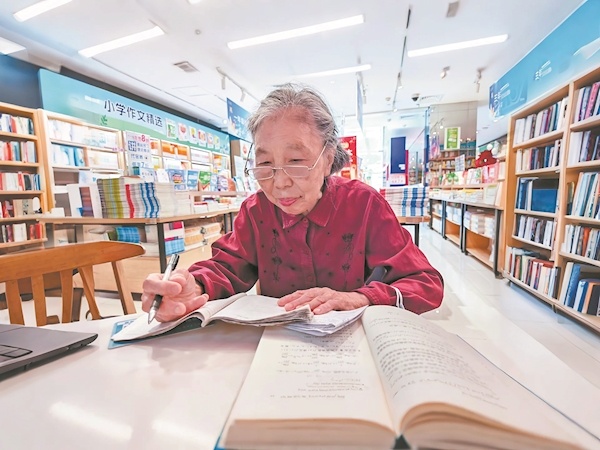 活到老学到老  84岁奶奶每天到书店刷数学题