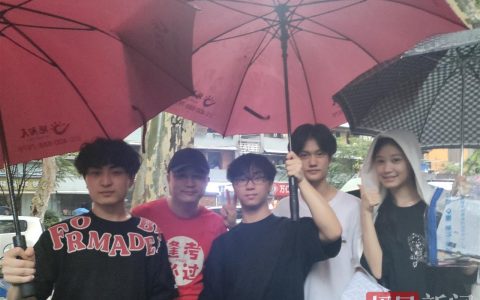 老师冒雨骑共享单车送考，他的“逢考必过”短袖陪考了数届考生
