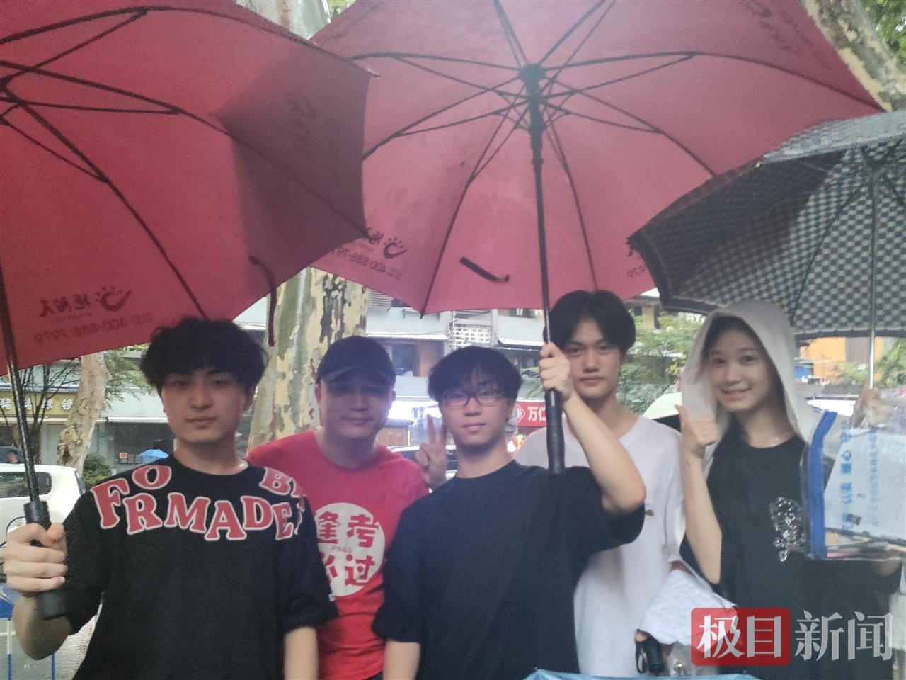 老师冒雨骑共享单车送考，他的“逢考必过”短袖陪考了数届考生