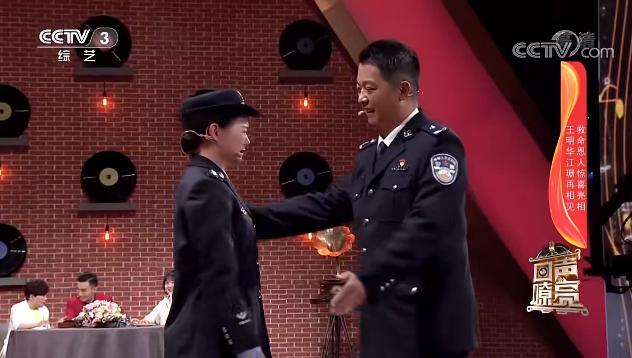 “抗洪精神”永传承！救人民警王明华和“抱树女孩”江珊还原历史瞬间