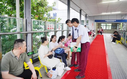 铺红地毯送向日葵！武汉地铁仪式感满满助考生顺利赴考