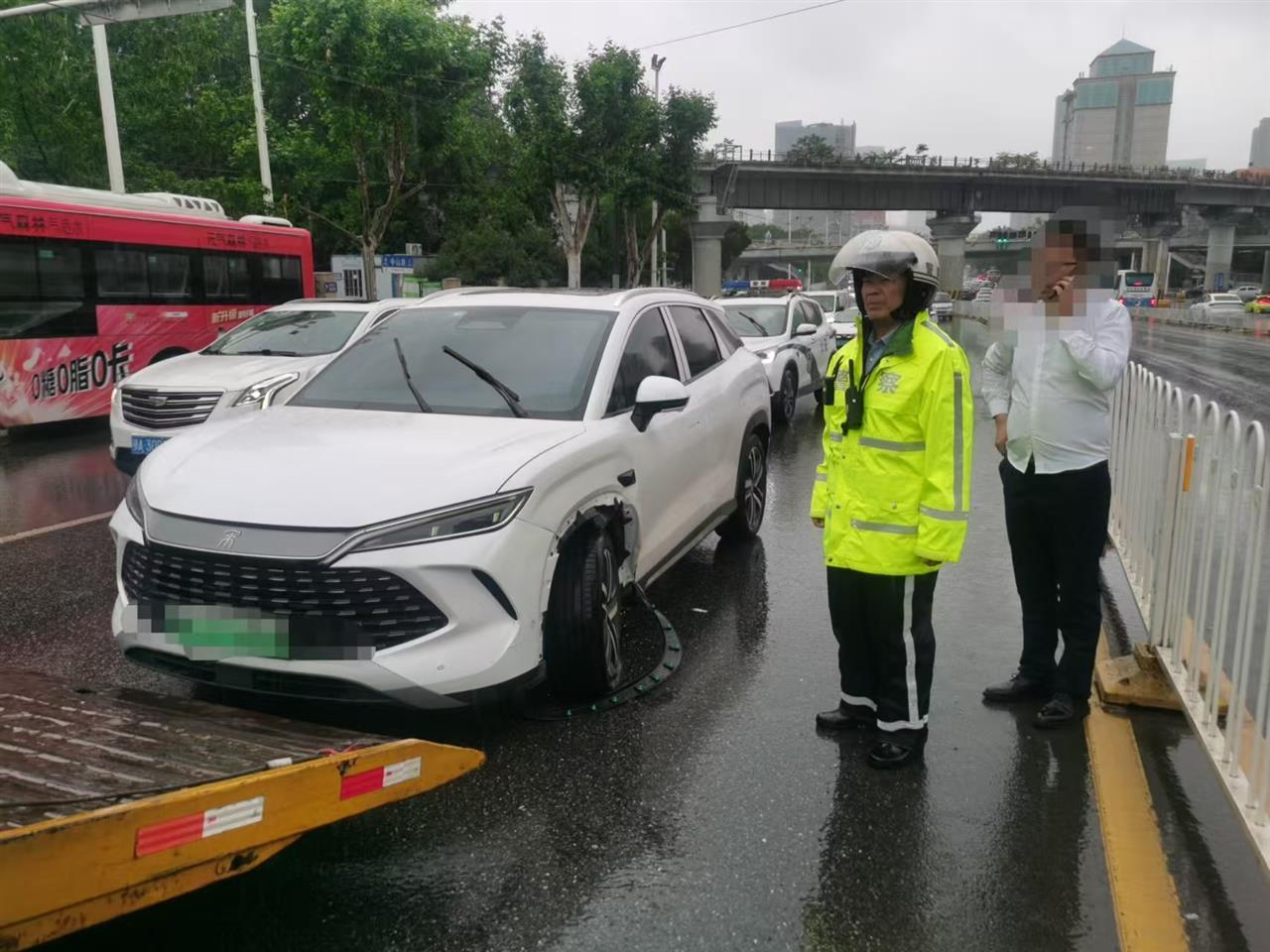 以雨为令！武汉交警全员动员疏堵保畅、应急救援