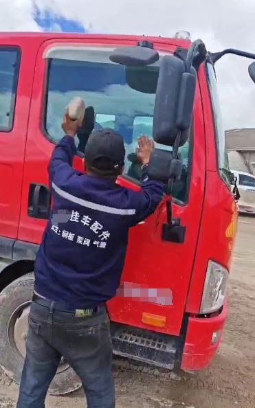 河北卡友青藏线被发现在车内离世，救援人员：用石头砸窗才打开车门，他还系着安全带