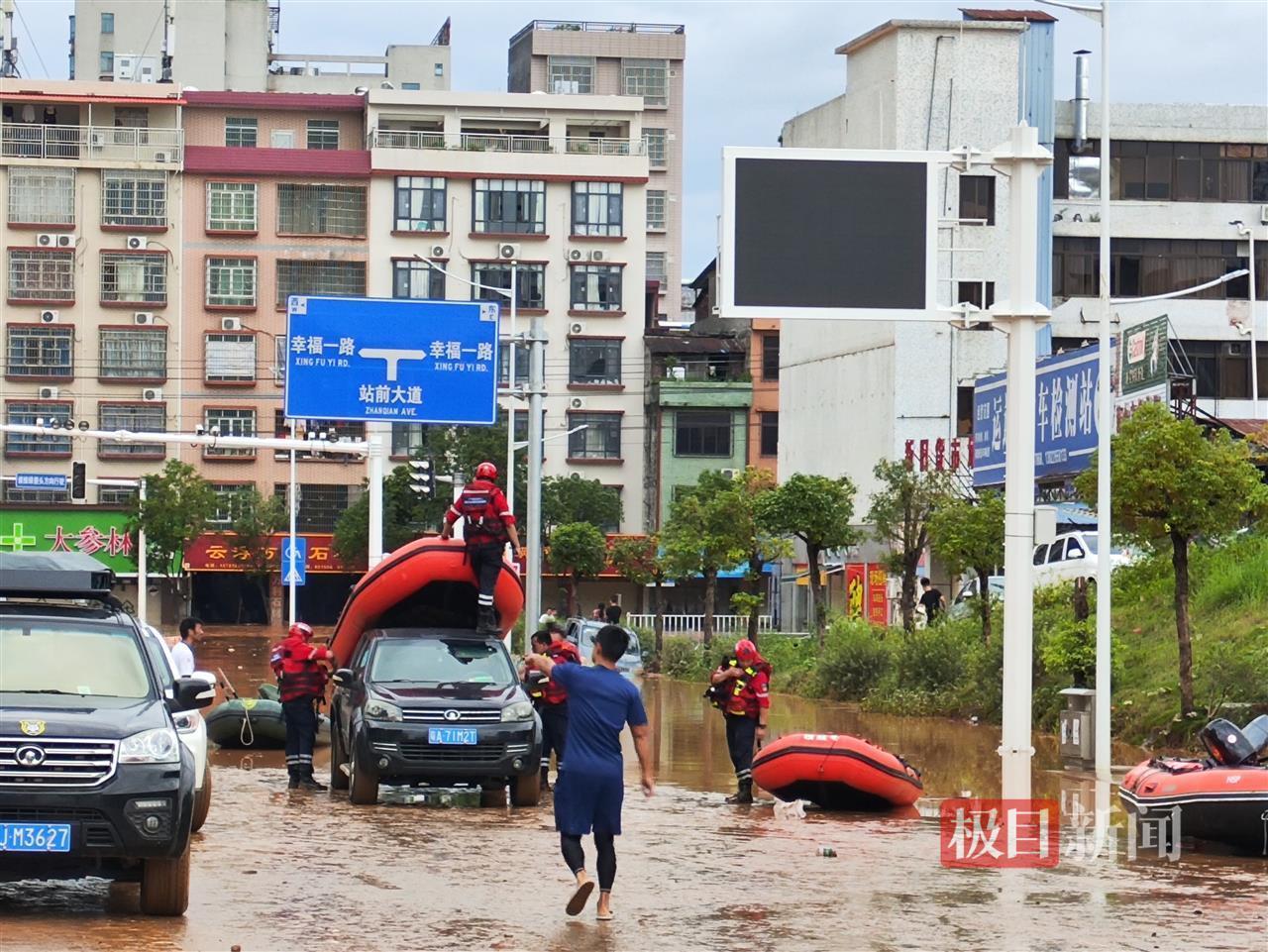直击怀集遭遇超百年一遇洪水救援现场：大量救援车辆待命，救援人员称“哪里需要就去哪里”