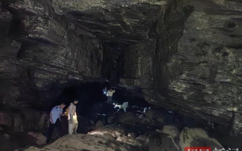 大学生暑期探险网红古河床被困，民警雨夜攀崖穿林5小时成功救援