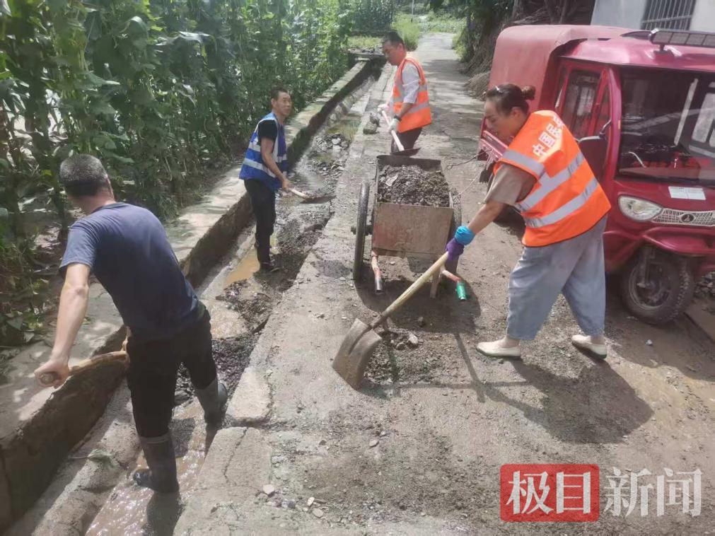 柔肩作桥，铁骨战洪魔！香口乡“铁娘子”用血肉之躯筑起生命防线