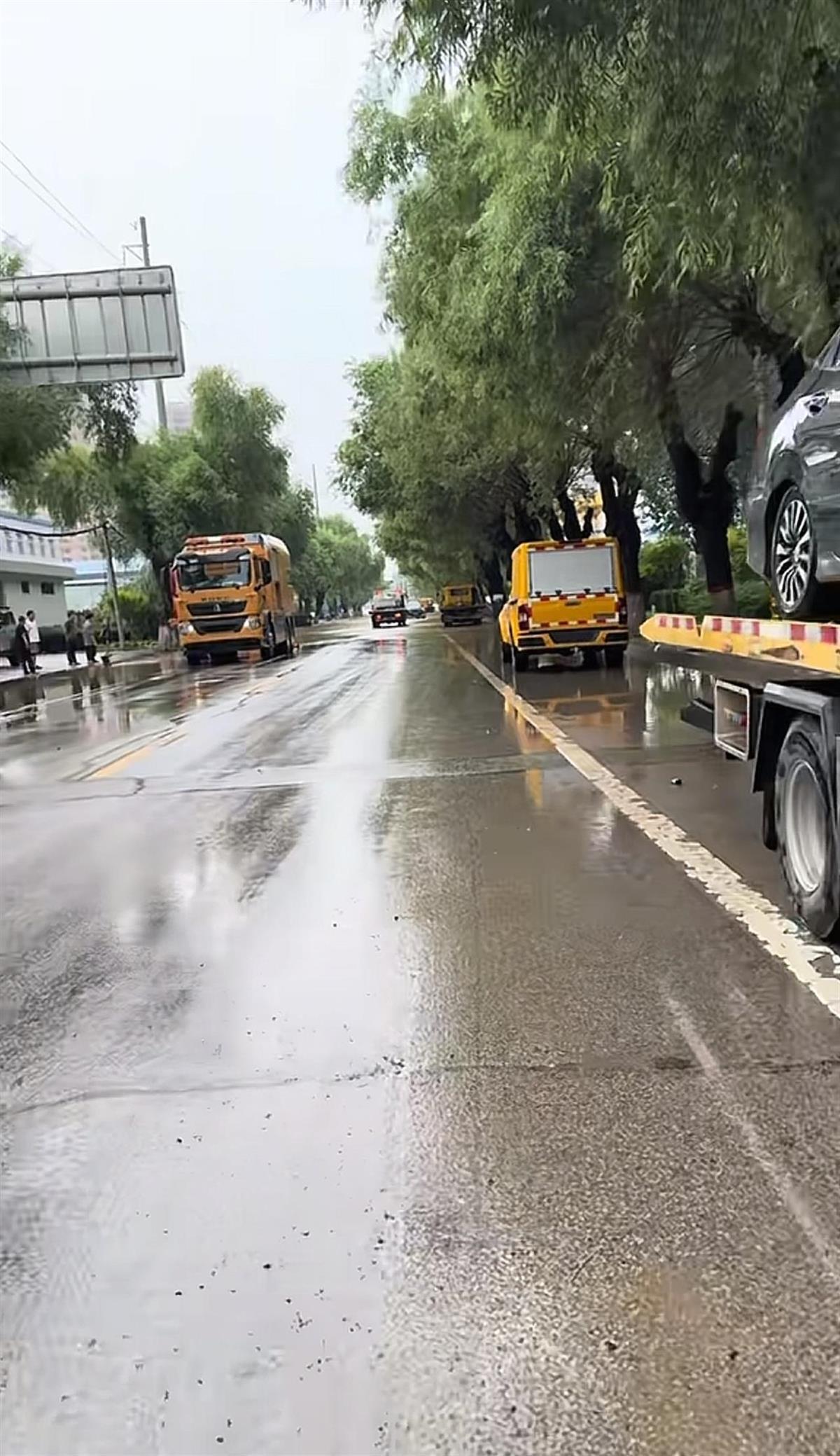 河北涿州突降暴雨道路积水快没过车窗，居民称“开车像开船”，当地：交通正逐步恢复