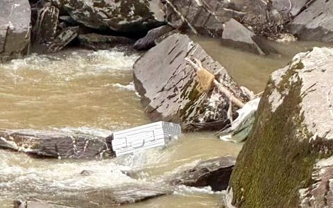 旅游车阿坝坠河致2死5失联 当地文旅部门回应：汛期有地质灾害风险，建议暂缓前来