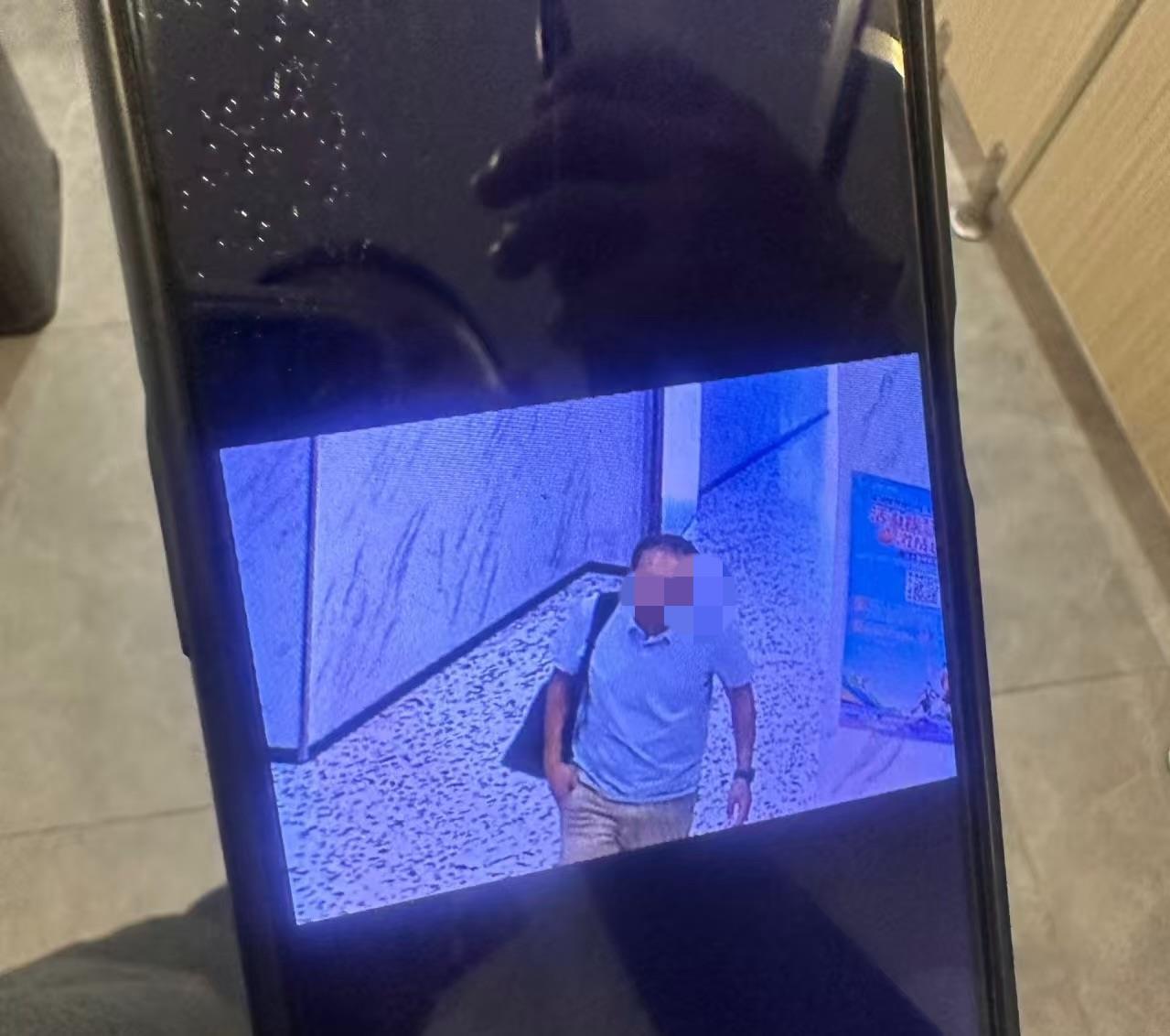 男子躲女厕隔间偷拍被抓现行，女子拍下他逃跑画面，广州警方介入