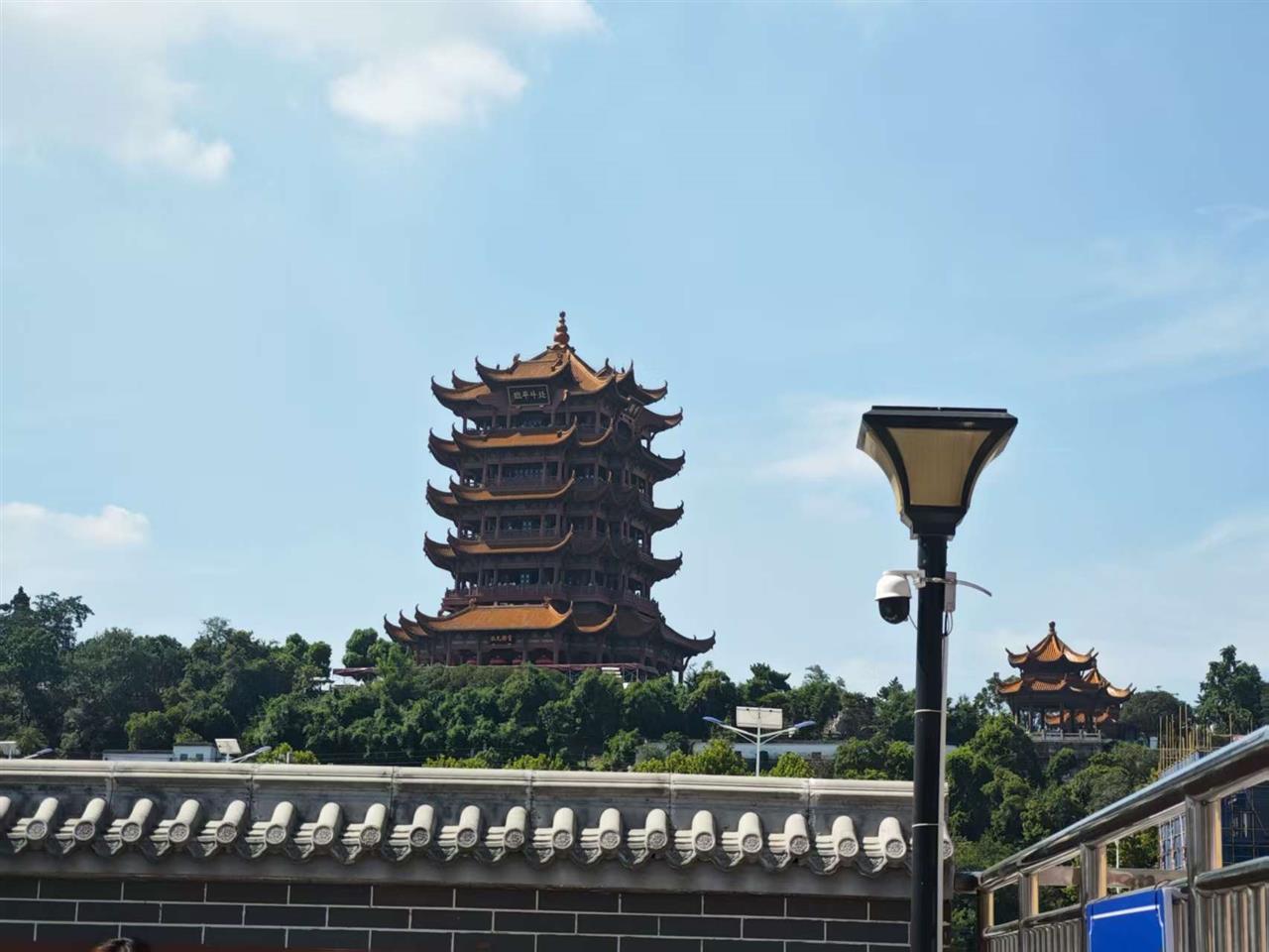 武汉黄鹤楼红墙“全天候监控”上线，帮助20余名游客找回失物