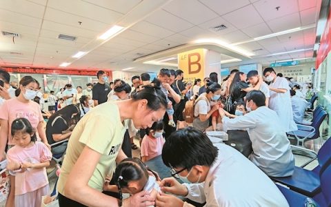 高温头伏又遇周末  冬病夏治热力爆棚 数万市民趁热打“贴”