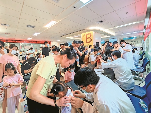 高温头伏又遇周末  冬病夏治热力爆棚 数万市民趁热打“贴”