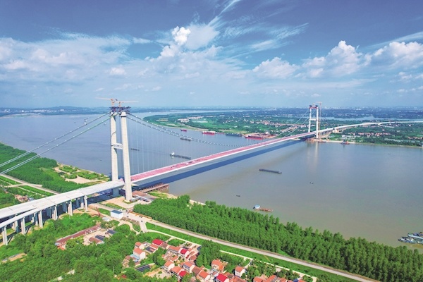 双柳长江大桥合龙  系长江上最宽的钢箱梁悬索桥 大桥通车后鄂州5分钟到武汉新洲