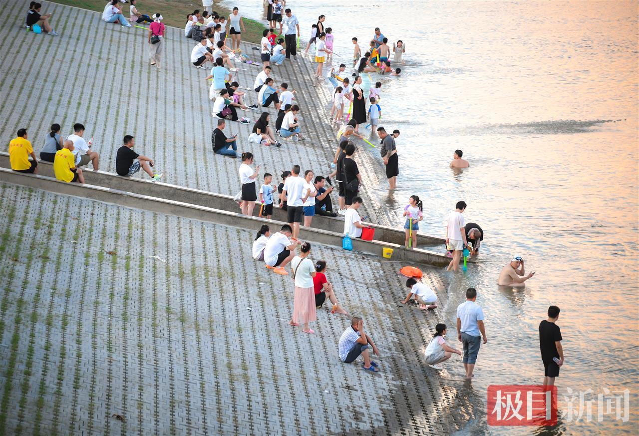 夏季到江边来看水，收获清凉与欢乐