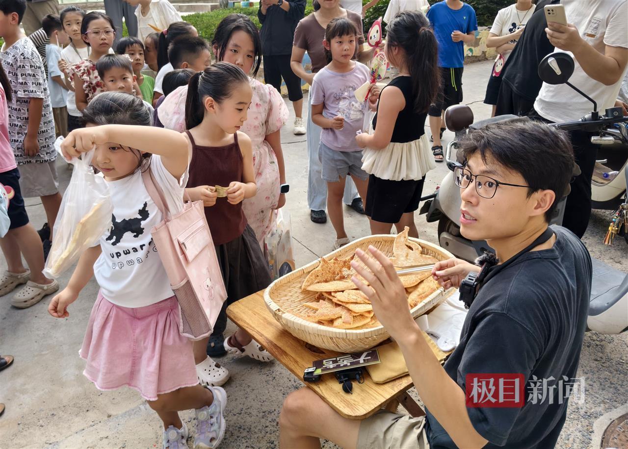 95后土木工程研究生卖烧饼涨粉两个月40万，造型百变受小朋友热捧，有家长带孩子坐车40分钟来抢购