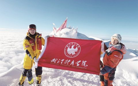 武汉女生登顶7546米“冰川之父”