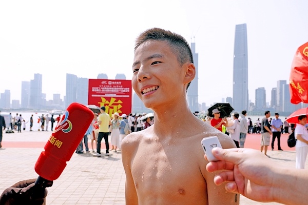 千人竞渡长江  激情涌动江城 第50届7·16渡江节圆满举行  “00后”包揽抢渡赛男女冠军