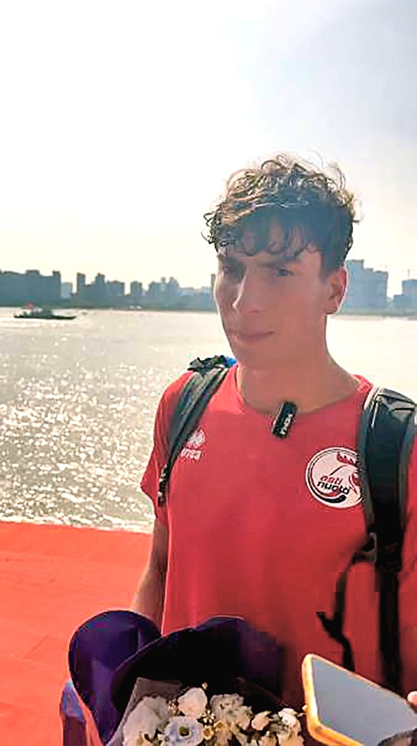 千人竞渡长江  激情涌动江城 第50届7·16渡江节圆满举行  “00后”包揽抢渡赛男女冠军