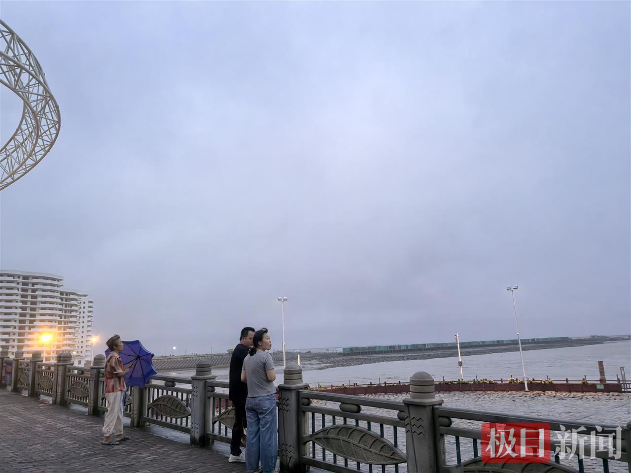 海啸波和台风共同影响上海，有市民赶到海边看“海啸”但失望而归