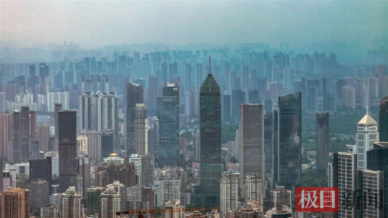 一场牛背雨后，江汉路逛街的人感觉舒适