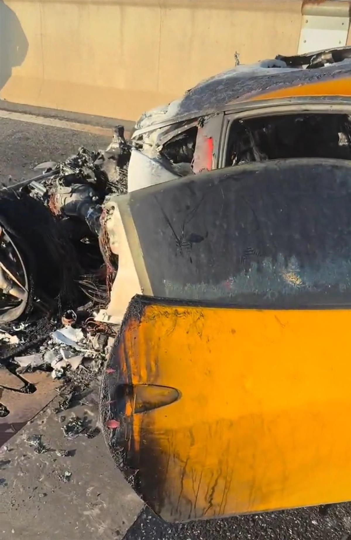 江西南昌一法拉利高架上起火,半个车身被烧毁,官方回应