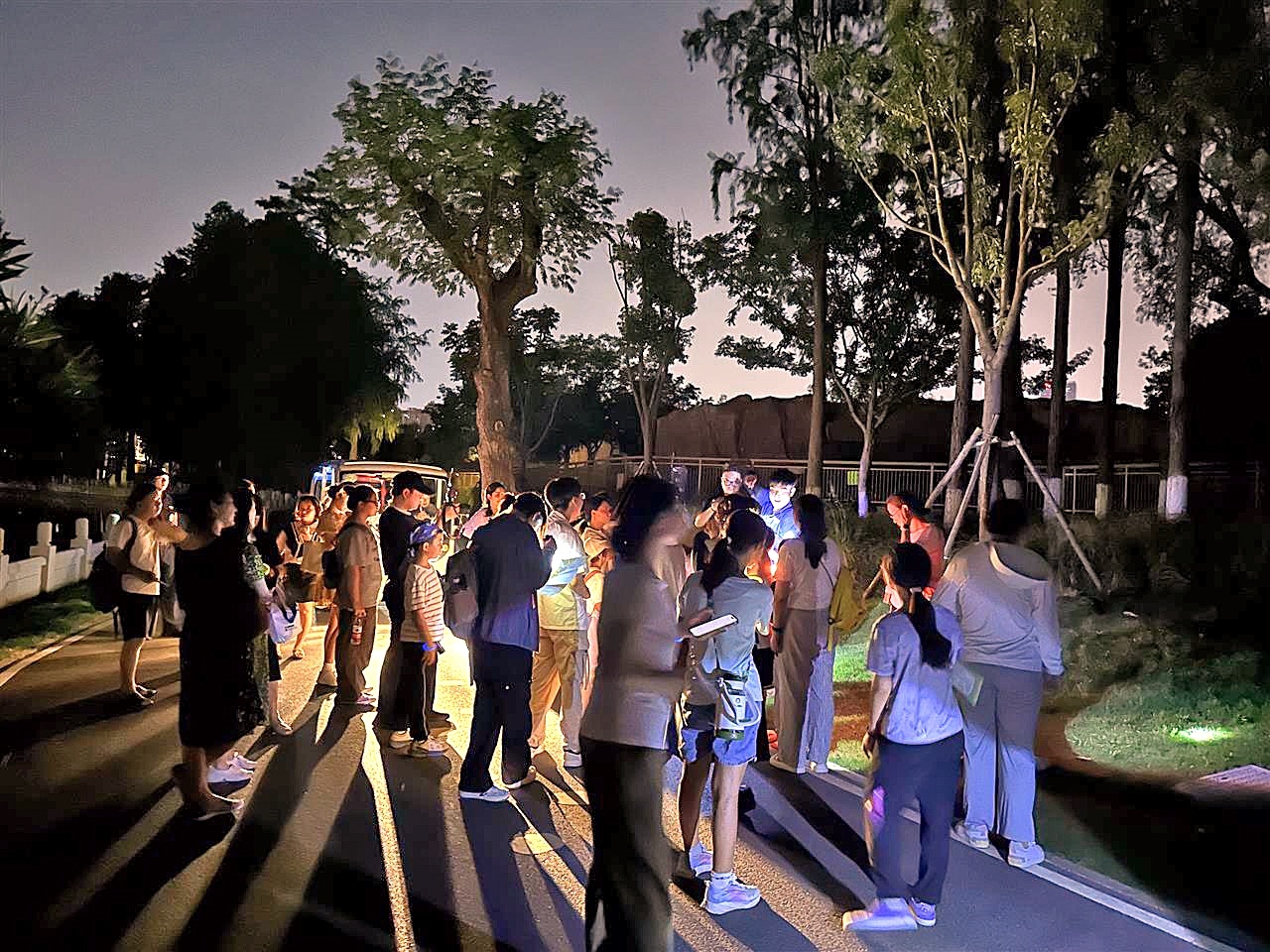 武汉动物园上演“夕游记”小朋友观看夜版动物世界