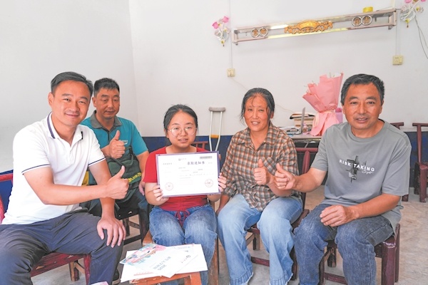 以床为桌以书为伴  “玻璃女孩”田艳青梦圆武大