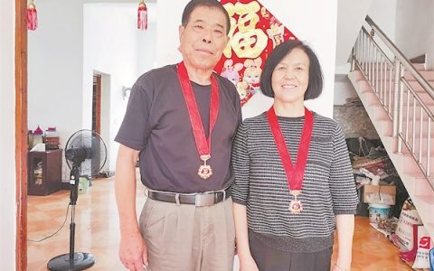 当年她插秧他当兵，如今勋章映初心 夫妻同获“光荣在党50年”纪念章