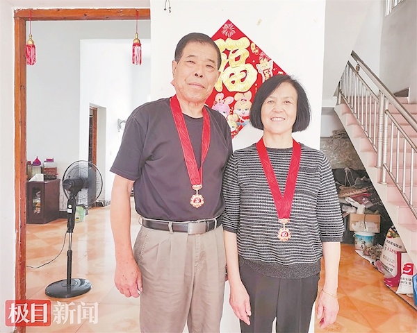 当年她插秧他当兵，如今勋章映初心 夫妻同获“光荣在党50年”纪念章