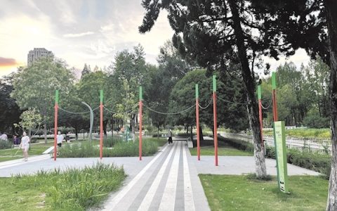 废弃加油站变绿色驿站 科普长廊有各种植物介绍 青山家门口公园成市民“自然课堂”