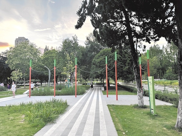 废弃加油站变绿色驿站 科普长廊有各种植物介绍 青山家门口公园成市民“自然课堂”