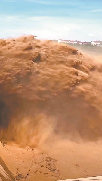 小浪底水库排沙犹如万马奔腾 “黄河之水天上来”场景再现