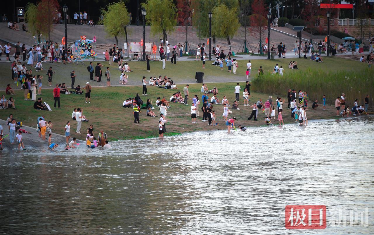 夏季到江边来看水，收获清凉与欢乐