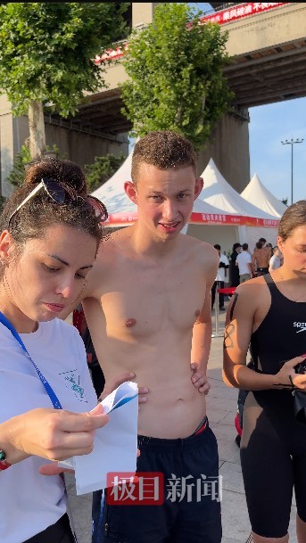 刚刚，长江桥头围满了人