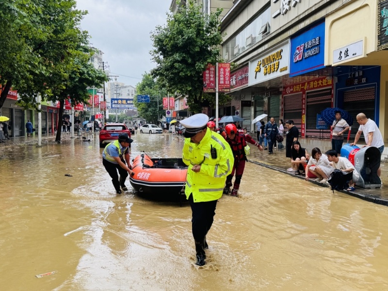 咸丰众志成城应对强降雨