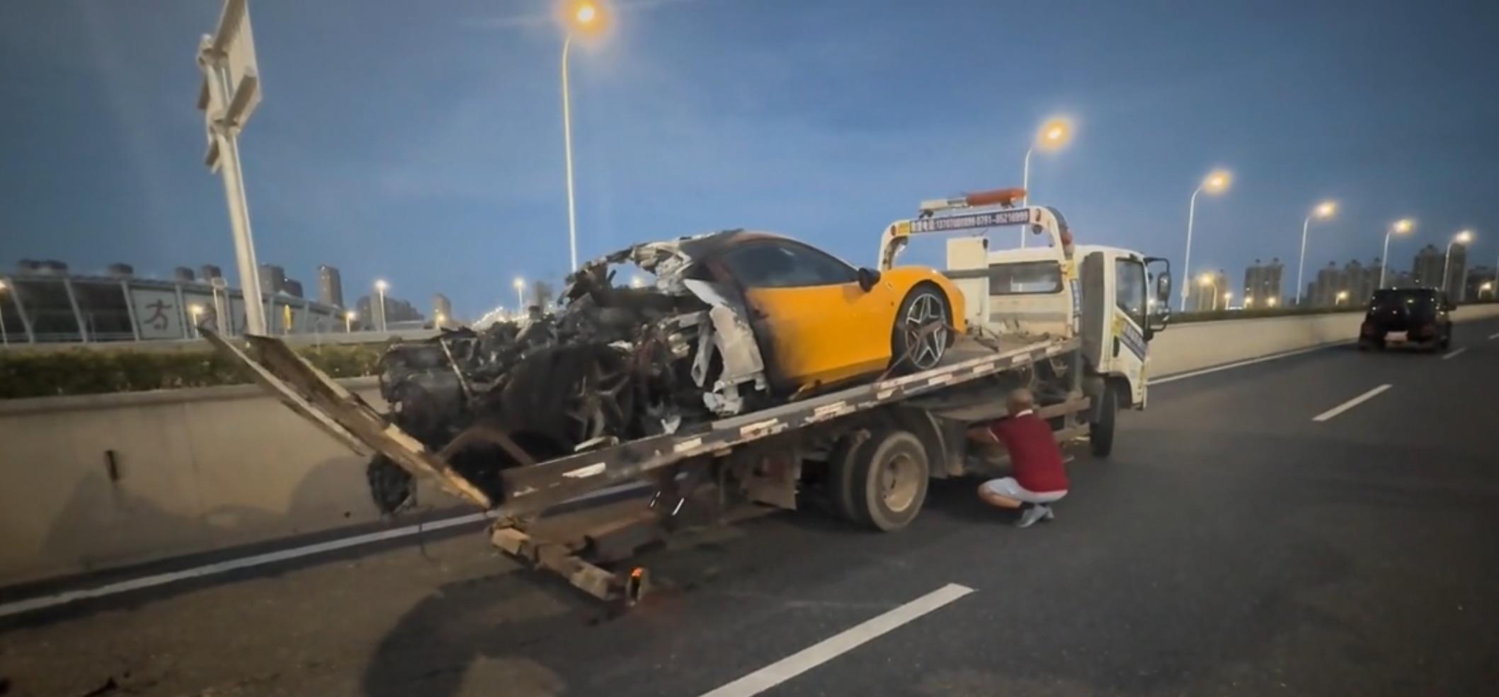 江西南昌一法拉利高架上起火,半个车身被烧毁,官方回应