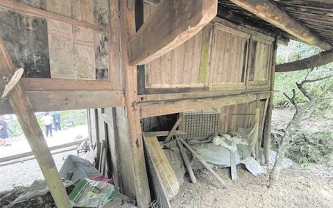 村支书暴雨夜砸门救出一家三口 转移没多久木房就被滑坡推走近半米