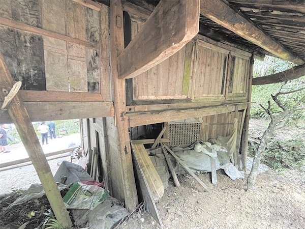 村支书暴雨夜砸门救出一家三口 转移没多久木房就被滑坡推走近半米