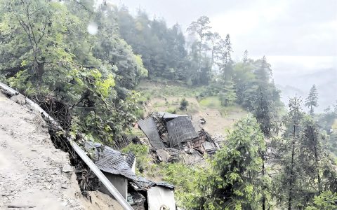 “裂缝加大了，必须马上撤！” 一场暴雨中11人生死转移