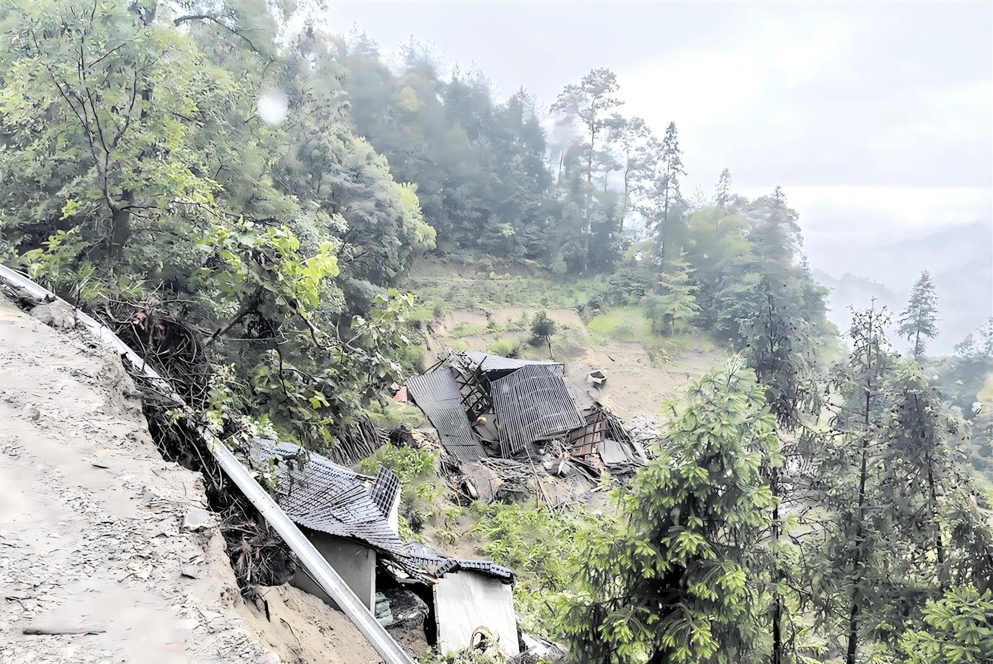 “裂缝加大了，必须马上撤！” 一场暴雨中11人生死转移