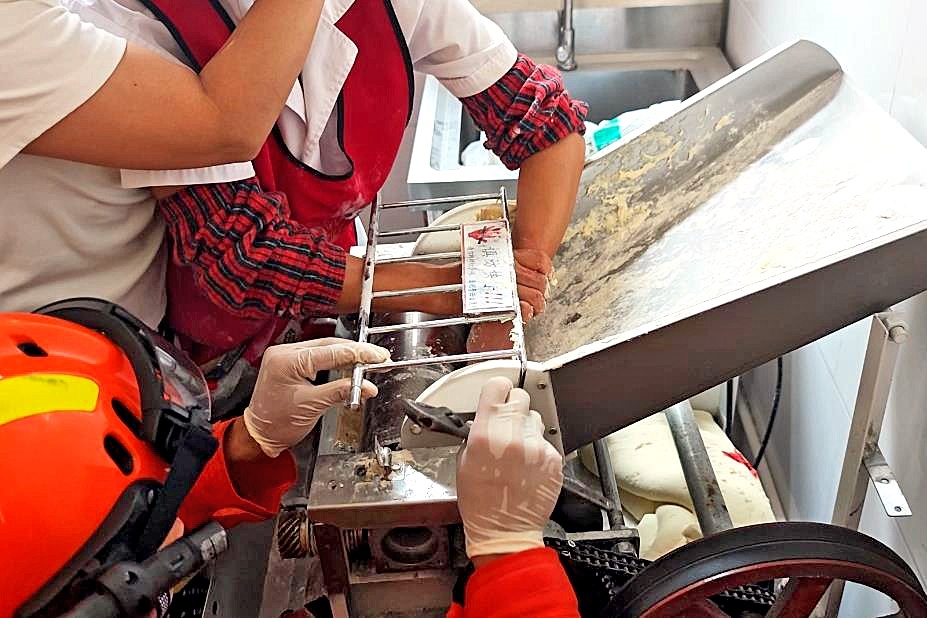 恩施女子手卡压面机 消防紧急破拆5分钟成功救援