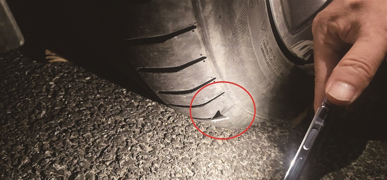 男子车胎被扎故意撒钉泄愤  警方对其处以15日行政拘留