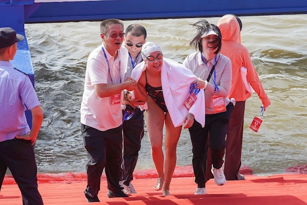 千人竞渡长江  激情涌动江城 第50届7·16渡江节圆满举行  “00后”包揽抢渡赛男女冠军