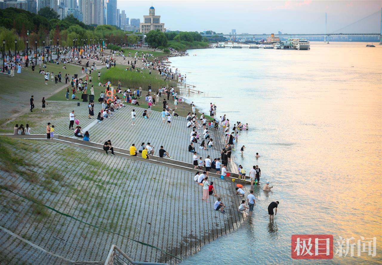 夏季到江边来看水，收获清凉与欢乐