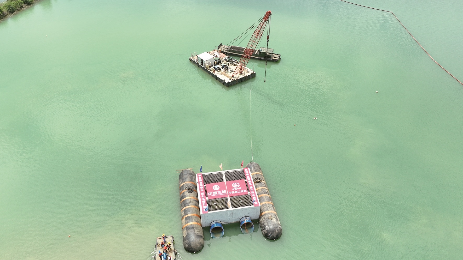 210吨取水头部乘“气囊船”抵湖心下沉 武汉江南片区660万居民将获双水源保障