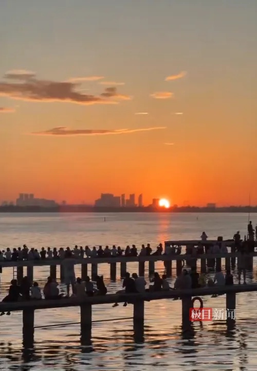 凌晨5点半，武汉上空出现绝美一幕！