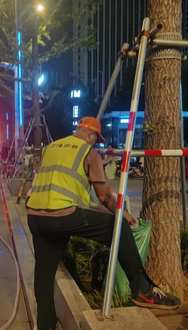 气温高炎值，亦保植物高颜值！武汉园林师傅为植物补水只争朝夕！