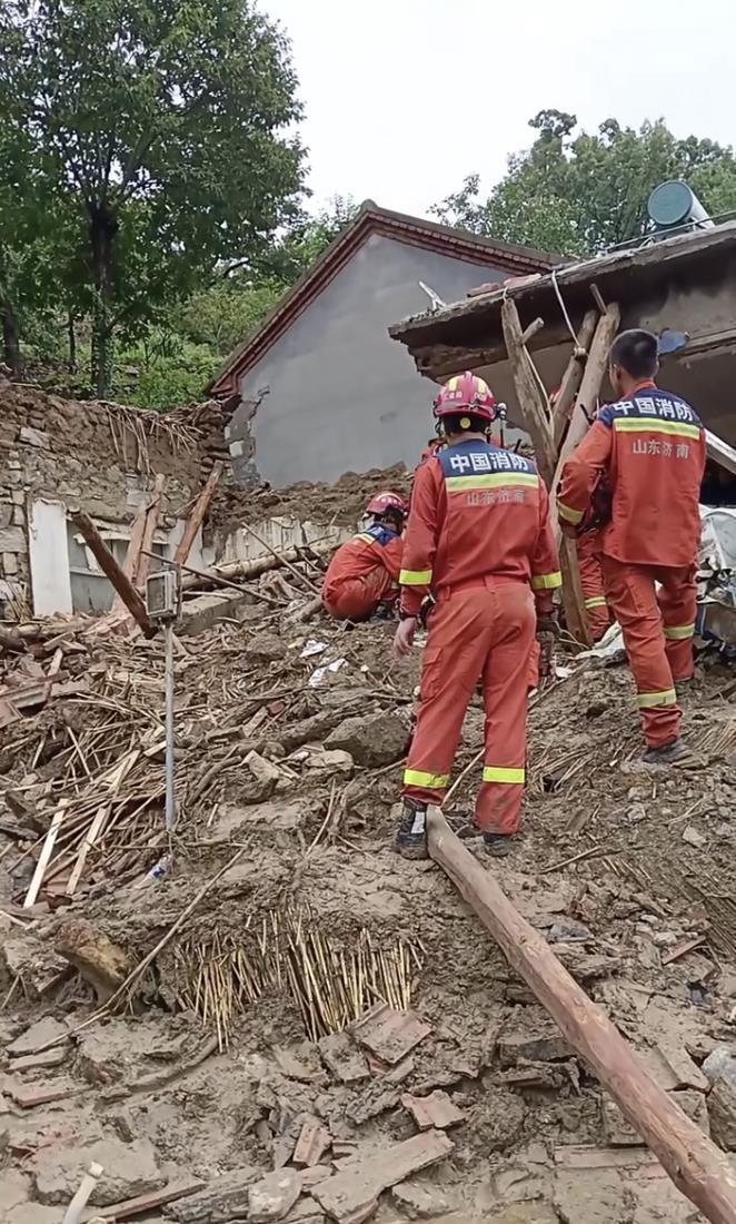 莱芜山洪搜救现场有直升机盘旋，亲历者：挨家挨户喊人逃生，仍有村民被冲走