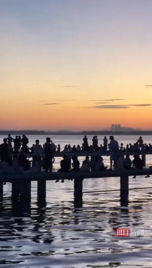 凌晨5点半，武汉上空出现绝美一幕！