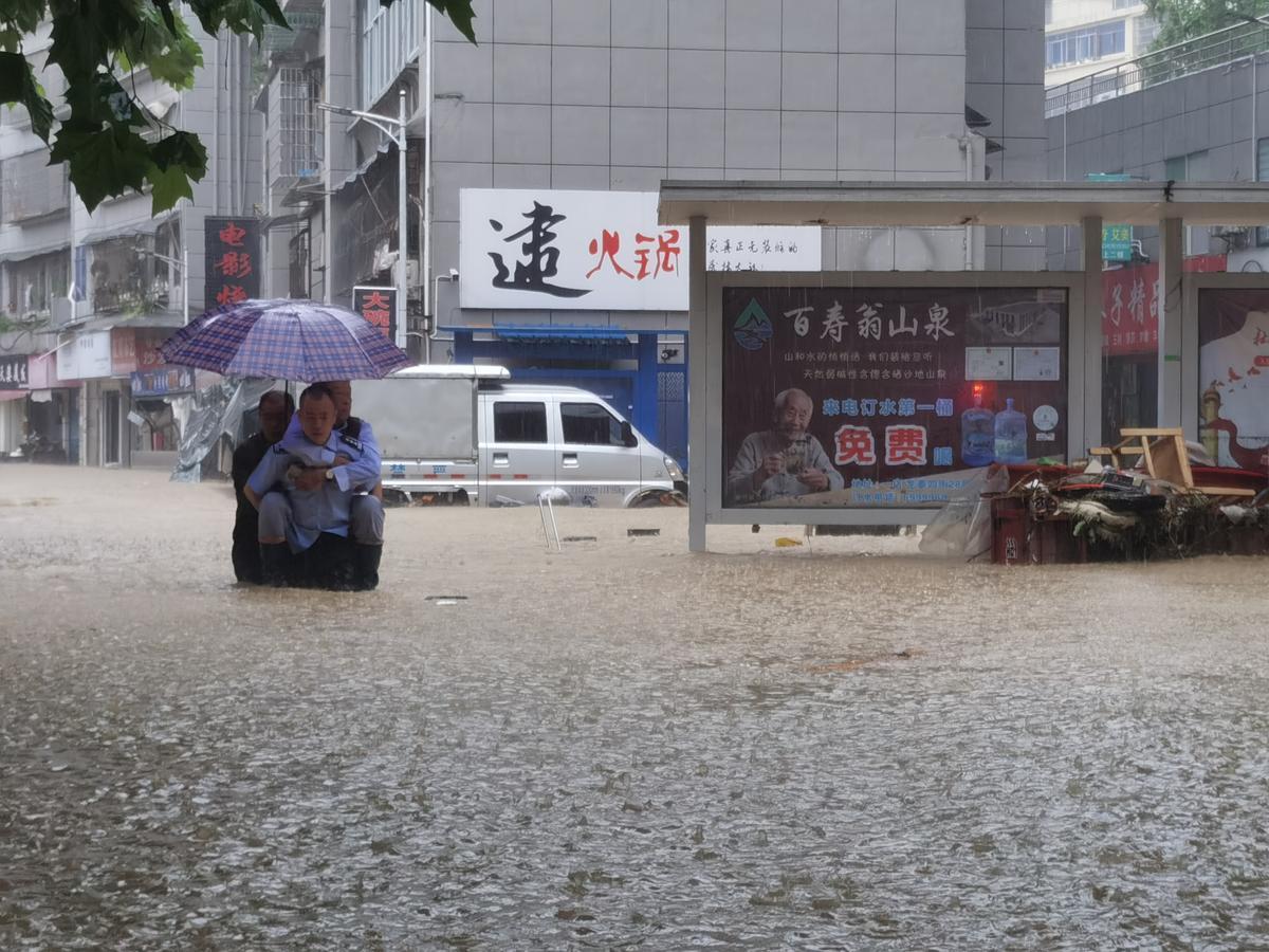 咸丰众志成城应对强降雨